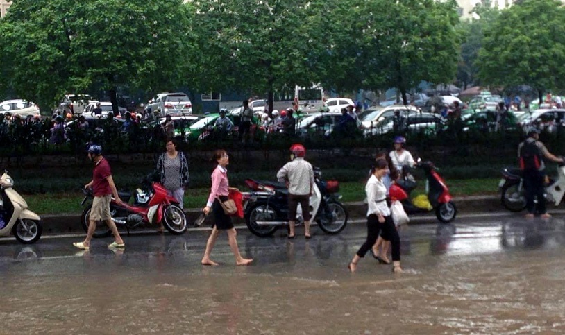 Hà Nội: Ùn tắc kinh hoàng, xe chết máy la liệt - 3 Nhiều xe chết máy trên đường Phạm Hùng. (Ảnh: Tiến Nguyên)