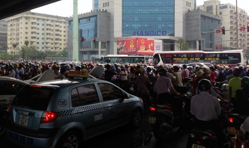 Hà Nội: Ùn tắc kinh hoàng, xe chết máy la liệt - 6 (Ảnh: Tiến Nguyên)