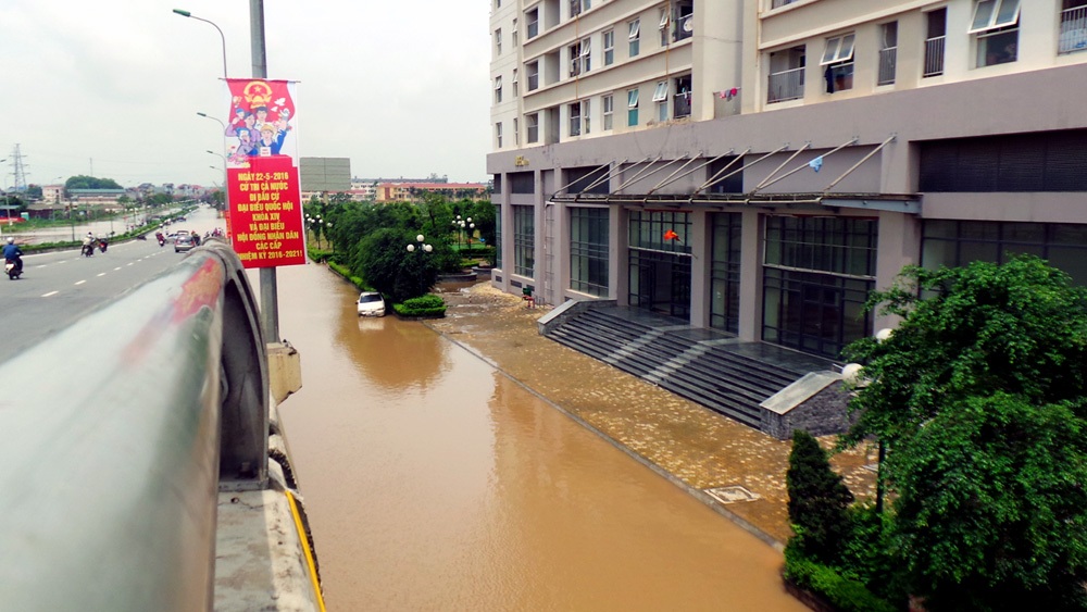 Khu nhà HH2 Dương Nội bị ngăn cách với bên ngoài bởi dòng sông đục ngầu.