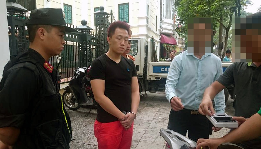 Hà Nội: Kiều nữ xăm ở đùi bị bắt khi vừa “bay” - 1 Tổ công tác Y5/141 kiểm tra, phát hiện ma túy trong tư trạng của thanh niên điều khiển xe SH không biển kiểm soát.