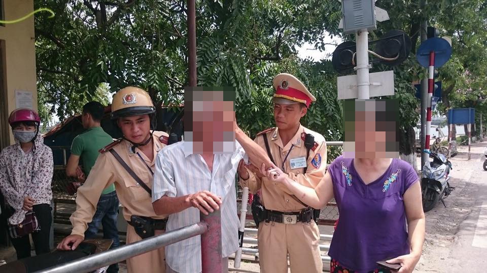 Hà Nội: CSGT kịp thời cứu người đàn ông định lao vào tàu hoả - 1 Người đàn ông khóc lóc khi được các chiến sỹ CSGT ngăn ý định tự tử.
