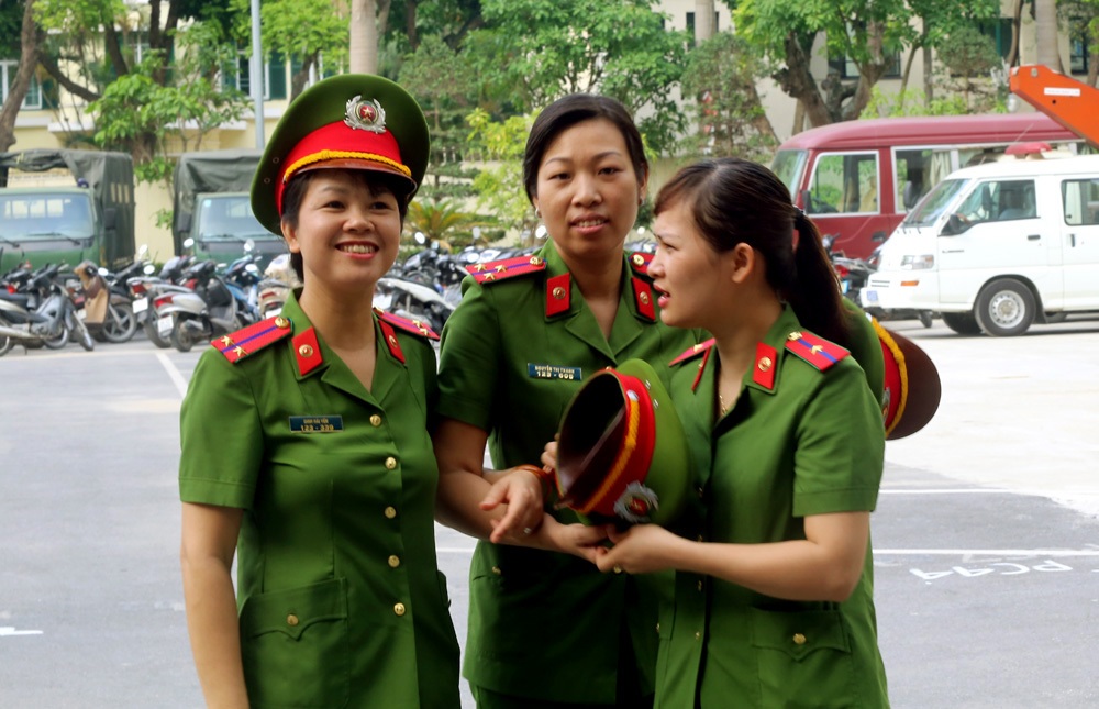 Ngắm trang phục mới của lực lượng công an nhân dân - 7 Đối với lực lượng Cảnh sát cơ động, bộ phận làm chuyên môn về kỹ thuật như hậu cần, tuyên truyền, kế toán sẽ đeo cầu vai có vạch xanh để phân biệt với đội làm nghiệp vụ.