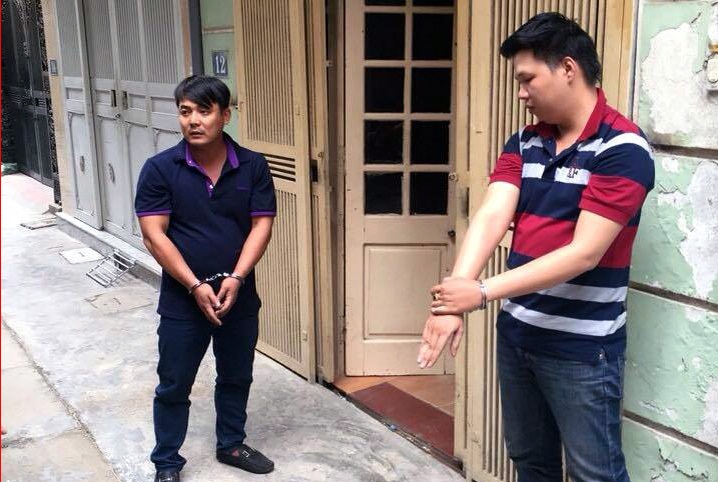 Bay từ TPHCM ra Hà Nội đòi nợ, bị bắt vì cướp tài sản - 1 Hai đối tượng Trần Nhựt Nhân (áo đen) và Nguyễn Phương Nam.