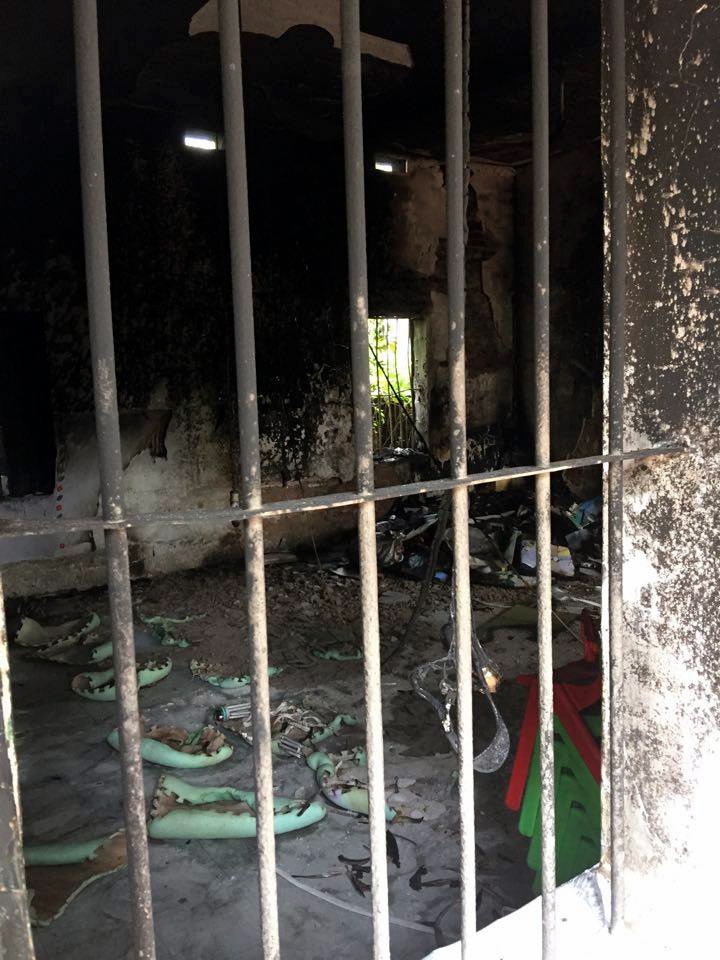 Một phòng học bị lửa thiêu rụi hoàn toàn.