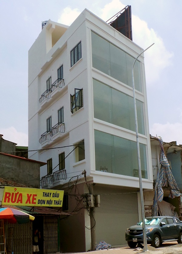 Kỳ lạ cột điện “mọc” xuyên nhà ở Hà Nội - 1 Cột điện mọc xuyên ngôi nhà đang hoàn thiện. (Ảnh: Tiến Nguyên)