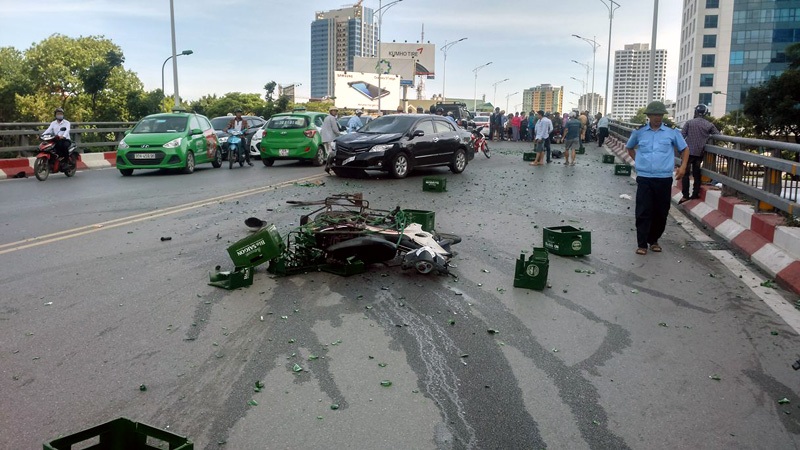 Hà Nội: Sau va chạm, chiếc Cadillac Escalade biển số siêu đẹp... văng bánh! - 3 Thanh niên chở bia bị thương nặng. Mặt cầu vượt trải đầy mảnh thủy tinh do hàng chục két bia vỡ hoàn toàn.