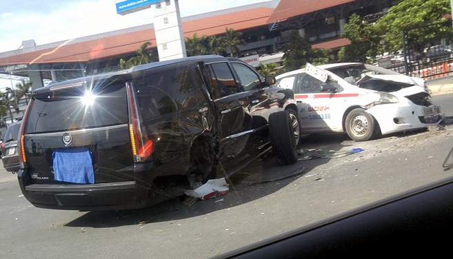 Hà Nội: Sau va chạm, chiếc Cadillac Escalade biển số siêu đẹp... văng bánh! - 1 Xe Cadillac và xe taxi đều hư hỏng nặng sau va chạm.