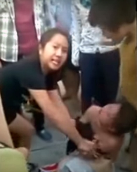 Hà Nội: 4 phụ nữ thi nhau làm nhục 1 cô gái trẻ vì ghen tuông - 2
Bốn phụ nữ thay nhau đánh đập nạn nhân.