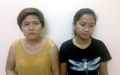 Hà Nội: 3 phụ nữ đánh ghen ở Hà Đông bị tạm giữ hình sự - 1 Vũ Thị Vân Anh (áo đen) và Hoàng Thị Anh. (Ảnh: ANTĐ)