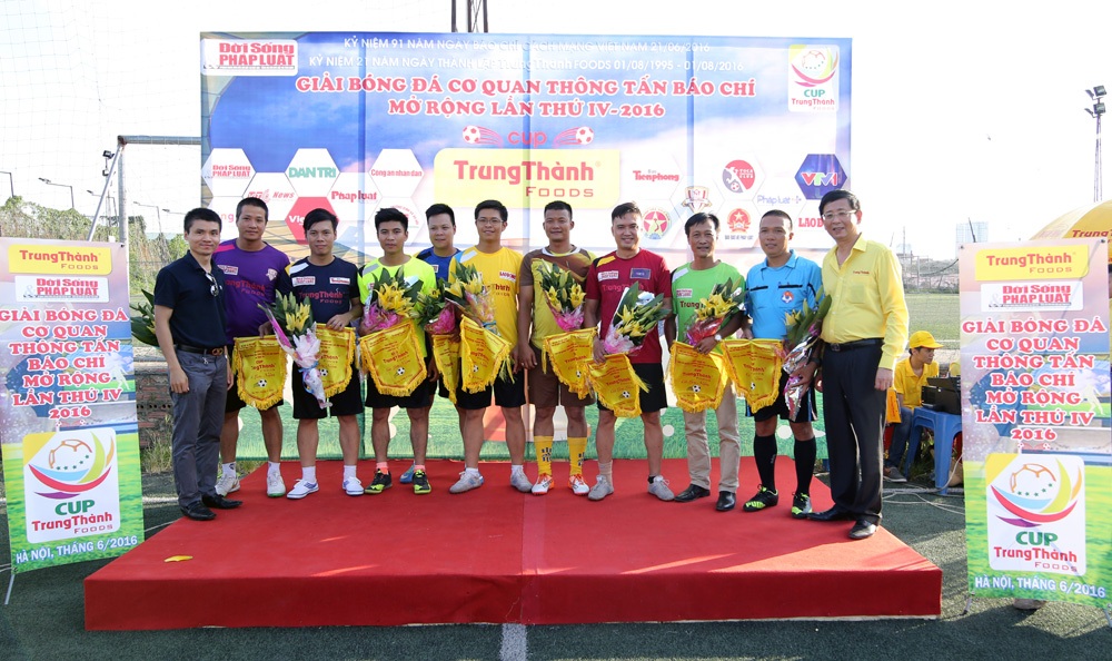 Đội bóng báo Dân trí thắng tưng bừng trận ra quân Cup Trung Thành - 1 Ông Phạm Tuấn Anh (ngoài cùng bên trái) - Phó Tổng biên tập báo điện tử Dân trí và ông Phí Ngọc Chung (ngoài cùng bên phải) - Chủ tịch, Tổng Giám đốc Công ty Trung Thành - tặng hoa và cờ lưu niệm cho đại diện các đội bóng tham dự giải.