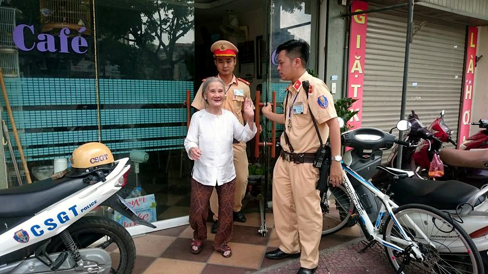 Cụ Chung vui mừng khi thấy con trai đến đón.