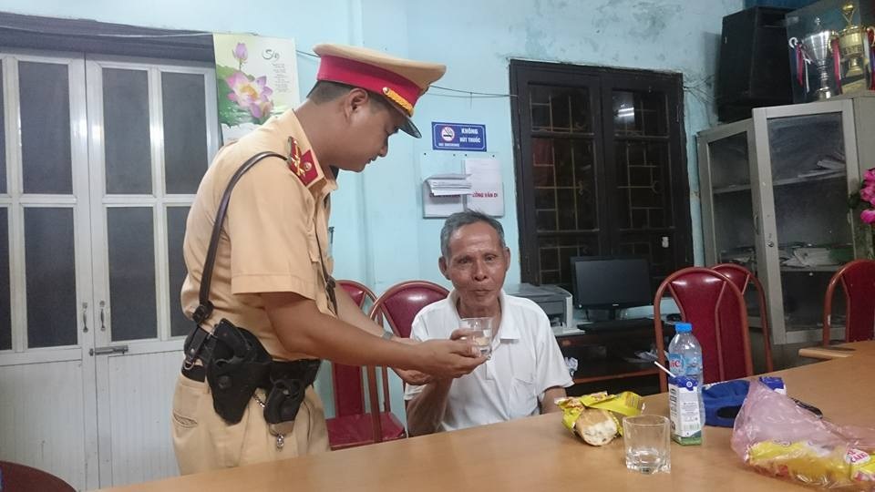 Từ Tây Nguyên ra Hà Nội thăm cháu, cụ ông đi lạc - 1 Cụ Luận được tổ công tác Đội CSGT số 14 giúp đỡ, tìm lại người thân.