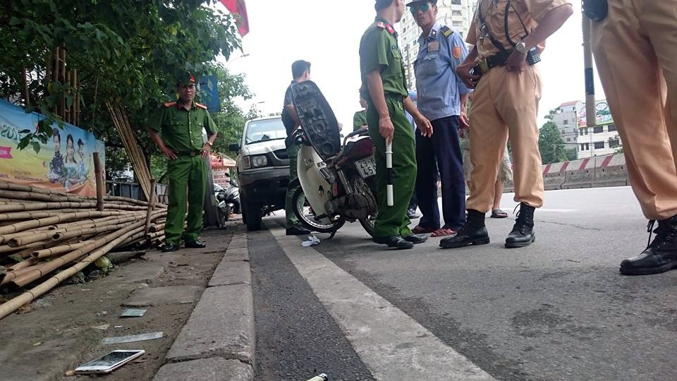 Hà Nội: Nam thanh niên mở nắp bình xăng dọa đốt để uy hiếp CSGT - 2 Điện thoại và thẻ tuần tra của Trung úy Tuấn Anh bị thanh niên trên giật, rơi xuống đường.