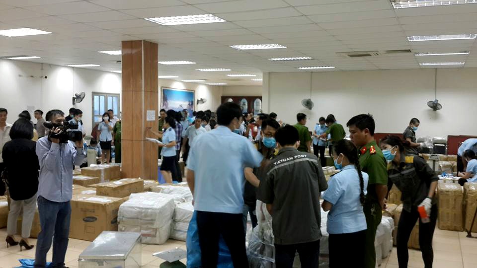 Thu giữ 2,5 tấn thảo mộc sấy khô chứa chất ma túy - 1 Lực lượng chức năng kiểm đếm số hàng thu giữ.
