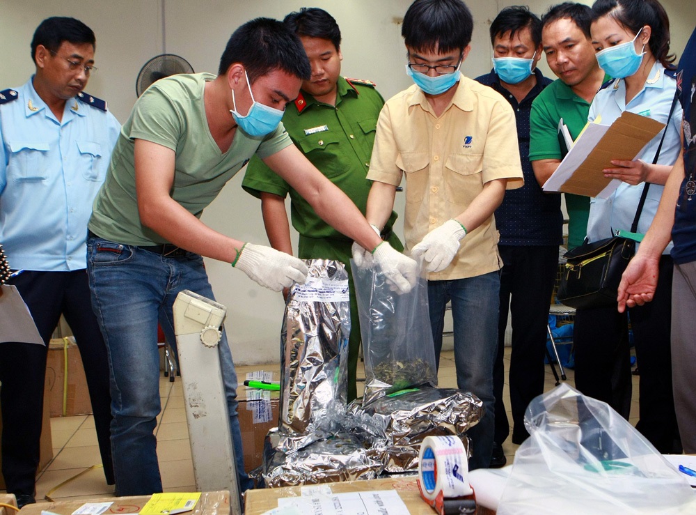 Đường đi của 2,5 tấn “lá khat” - loại ma túy mới cực độc - 7 Tuy có khả năng tàn phá sức khỏe kinh khủng nhưng do đây là loại ma túy mới nên hành vi tàng trữ, vận chuyển, mua bán trái phép chưa được quy định trong Bộ luật Hình sự. Cục Cảnh sát điều tra tội phạm về ma túy đang đề nghị xem lá khat là ma túy và xử lý hình sự những người vi phạm liên quan đến loại lá này.