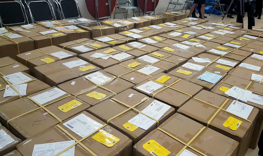 Đường đi của 2,5 tấn “lá khat” - loại ma túy mới cực độc - 1 Cục Hải quan Hà Nội và Cục Cảnh sát điều tra tội phạm về ma túy (C47 - Bộ Công an) vừa triệt phá thành công một đường dây vận chuyển trái phép chất ma túy có nguồn gốc thảo mộc vào Việt Nam qua đường Bưu chính Quốc tế để vận chuyển tiếp qua nước thứ ba. Lực lượng chức năng thu giữ 199 kiện hàng “lá khat” với tổng trọng lượng 2,5 tấn.