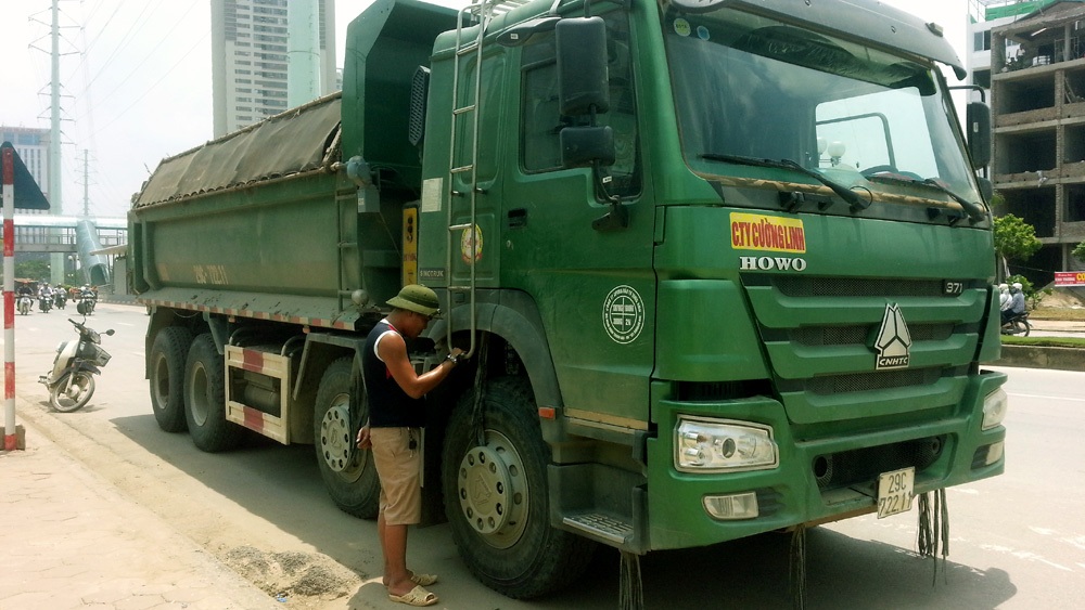 Hà Nội: Tạm giữ hình sự lái xe “hổ vồ” gây tai nạn rồi bỏ chạy - 1 Chiếc xe hổ vồ bị chặn giữ cách hiện trường vụ tai nạn gần 6 km.