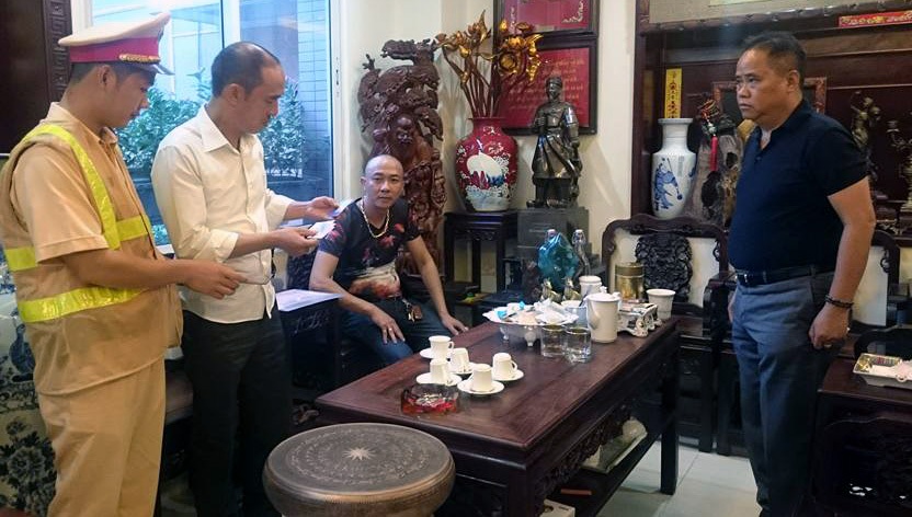 Hà Nội: CSGT trao trả tài sản bị mất cho một Việt kiều - 1 Anh Đỗ Mai Hưng (áo trắng) nhận lại số giấy tờ quan trọng từ lực lượng CSGT Hà Nội.