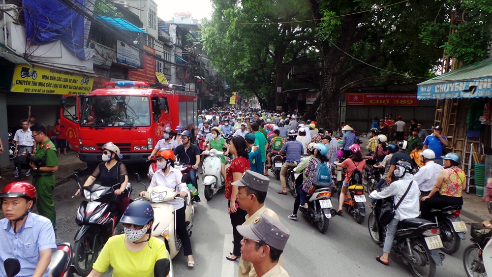 Hà Nội: Ùn tắc vì hỏa hoạn vào giờ cao điểm - 2 Giao thông ùn ứ tại khu vực xảy ra hỏa hoạn.
