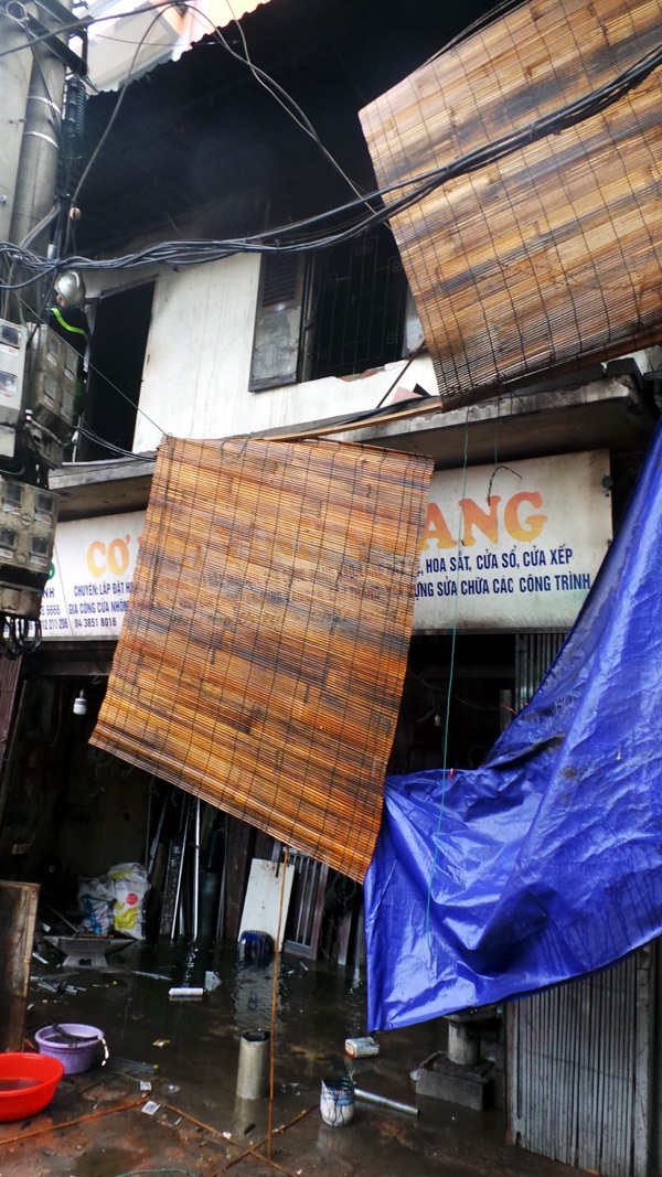 Hà Nội: Ùn tắc vì hỏa hoạn vào giờ cao điểm - 1 Ngôi nhà xảy ra hỏa hoạn.