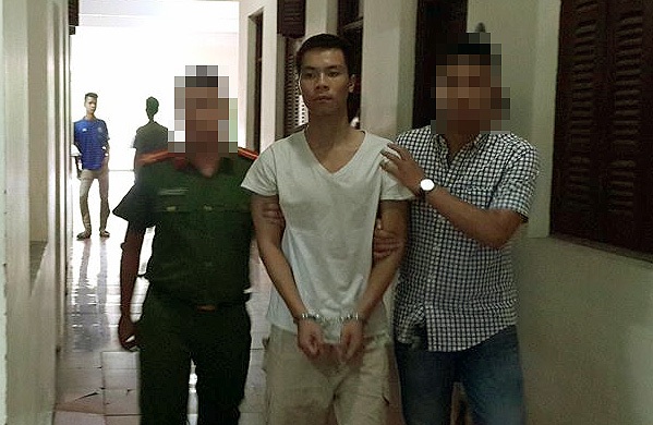 Nhuộm tóc, dạt vào vùng hẻo lánh để "trốn nã" - 2
Khánh bị di lý về trụ sở Công an quận Cầu Giấy để tiếp tục điều tra, làm rõ vụ án mạng.