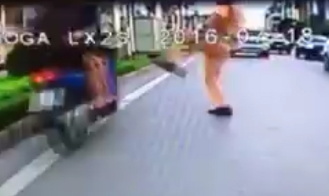 Ý kiến trái chiều quanh vụ CSGT “tung chân” với người vi phạm - 1 Ý kiến trái chiều quanh vụ CSGT “tung chân” với người vi phạm - 1