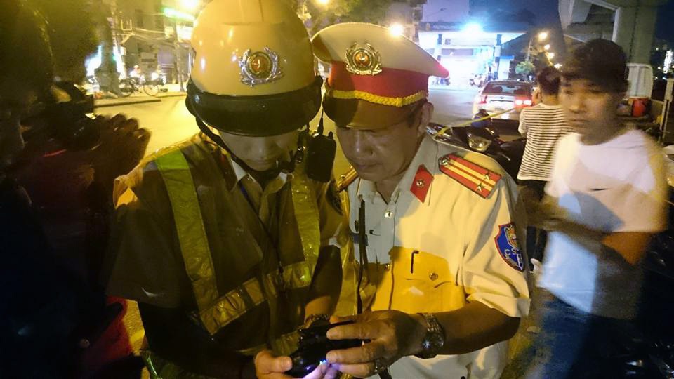141 Hà Nội đeo camera giám sát trên ngực - 6 Đây là loại camera giám sát do Việt Nam tự nghiên cứu và sáng chế, phù hợp với điều kiện làm việc của các tổ công tác làm nhiệm vụ đặc biệt. Giá thành cũng giảm một nửa so với camera nhập từ nước ngoài về.