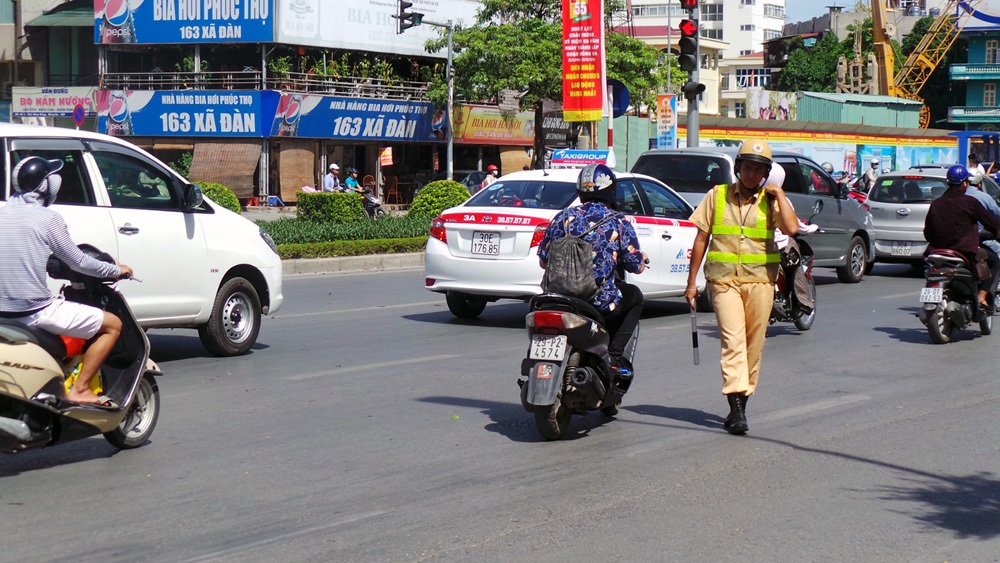 Vụ CSGT tung chân: CSGT cũng nhiều lần bị "ăn đạp" - 1 
Chiến sĩ CSGT phơi mình giữa trời nắng xử lý vi phạm giao thông.