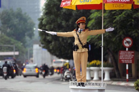 Vụ CSGT tung chân: CSGT cũng nhiều lần bị "ăn đạp" - 2 Thiếu úy Kim Anh chỉ huy, điều khiển giao thông.