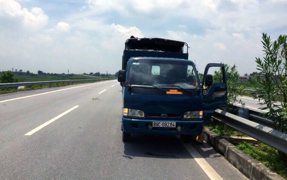 Bị CSGT truy đuổi, tài xế vứt xe giữa đường cao tốc - 1 Chiếc xe bị bỏ lại giữa đường cao tốc.