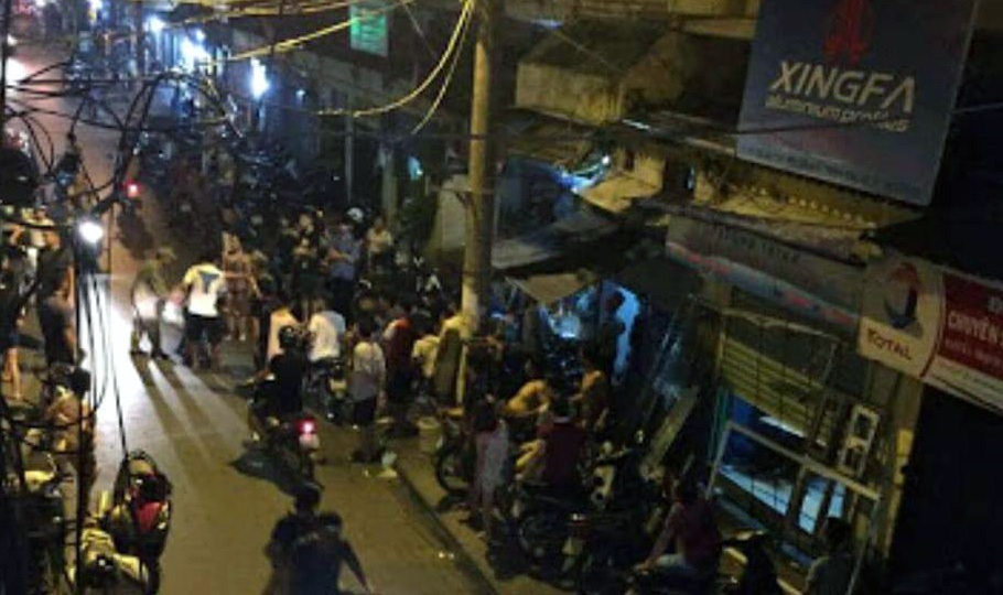 Vợ treo cổ, chồng nằm bất động trong ngôi nhà gần ga Hà Nội - 1 Người dân tập trung tại đầu ngõ nơi xảy ra vụ việc tối 24/7. (Ảnh: CTV)