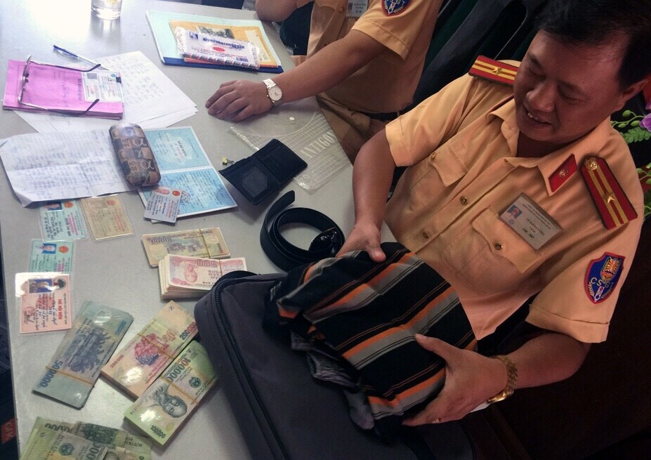 CSGT Hà Nội trả lại hơn 40 triệu đồng nhặt được - 1