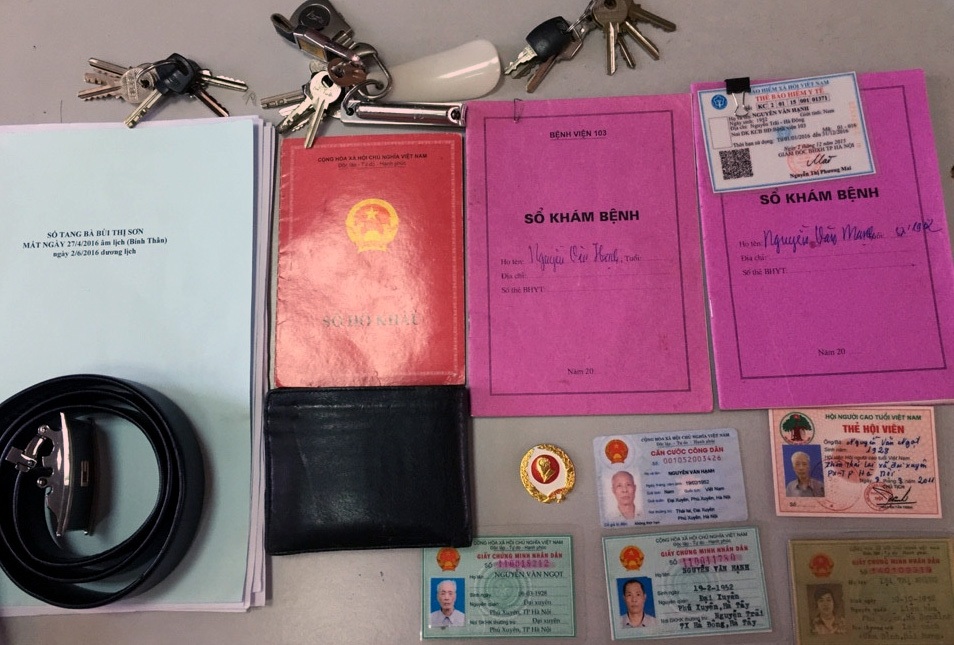 Chiếc cặp chứa hơn 40 triệu đồng cùng nhiều giấy tờ tùy thân.