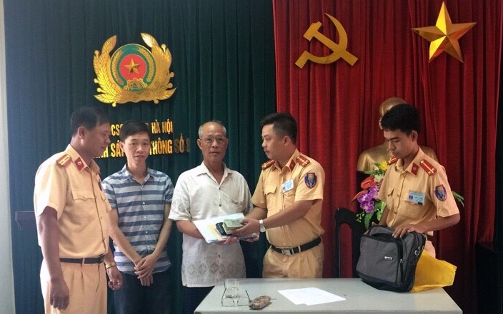 Ông Hạnh vui mừng nhận lại số tài sản đánh rơi.