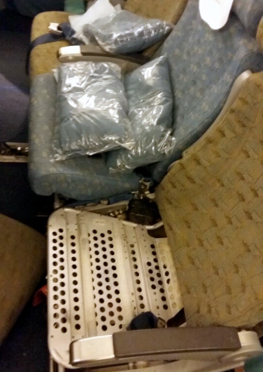 Ngọc Anh thuê thợ sửa máy bay mang vàng lên, cất giấu dưới ghế ngồi.