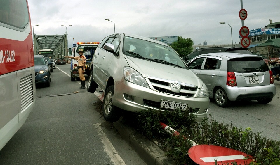 Vừa qua khỏi cầu Chương Dương, chiếc xe lao thẳng lên dải phân cách.