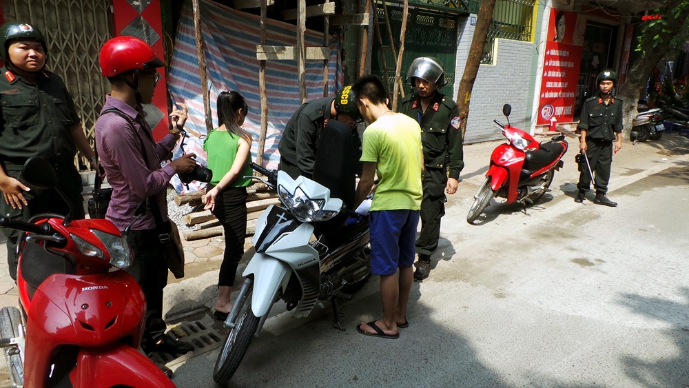 Người Hà Nội ngạc nhiên khi Cảnh sát cơ động tuần tra ban ngày - 5 Theo Thượng tá Nguyễn Ngọc Mẽ - Trung đoàn Trưởng Trung đoàn CSCĐ - pháp lệnh CSCĐ đã quy định rõ, lực lượng CSCĐ có quyền hạn xử lý vi phạm Luật Giao thông trong bất cứ thời gian, địa điểm nào được Giám đốc CATP Hà Nội cho phép.