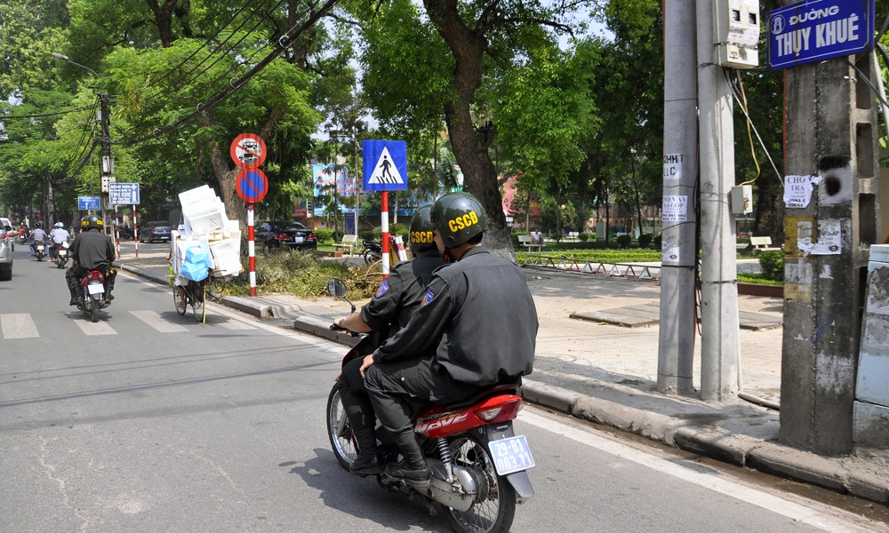 Người Hà Nội ngạc nhiên khi Cảnh sát cơ động tuần tra ban ngày - 1 Bắt đầu từ hôm nay, 1/8, lực lượng CSCĐ Hà Nội đã đồng loạt triển khai kiểm tra xử lý vi phạm liên quan đến mũ bảo hiểm trên toàn thành phố vào ban ngày.