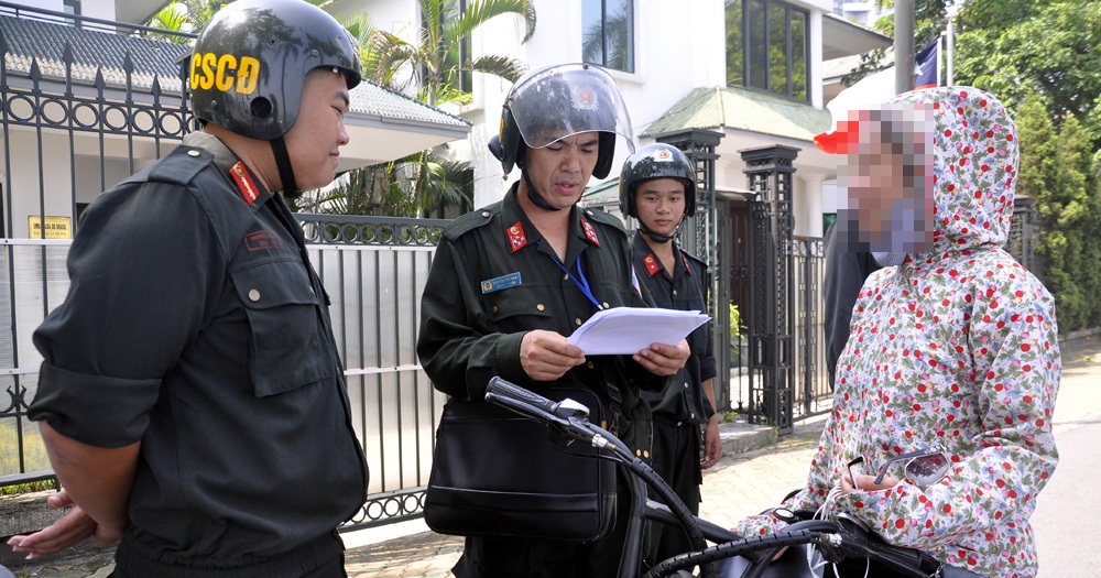 Người Hà Nội ngạc nhiên khi Cảnh sát cơ động tuần tra ban ngày - 8 Nhiều người dân tỏ ra bỡ ngỡ khi thấy CSCĐ tuần tra, xử lý vi phạm vào ban ngày.