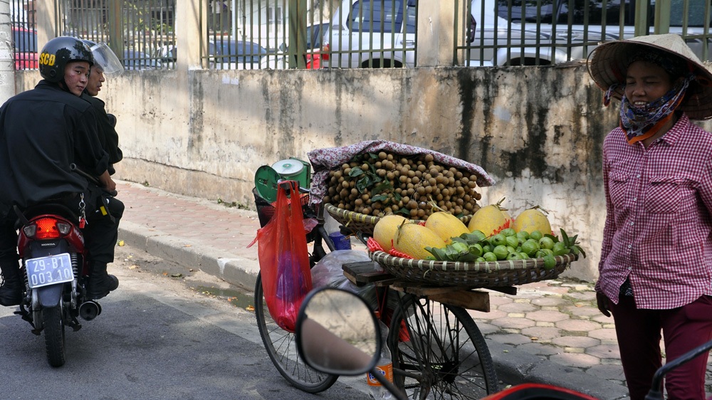 Người Hà Nội ngạc nhiên khi Cảnh sát cơ động tuần tra ban ngày - 4 Hàng rong bị nhắc nhở, tránh gây ùn tắc giao thông.