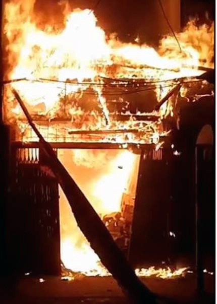 "Phố gỗ" Đê La Thành nháo nhào vì đám cháy lớn - 1 Lửa ngùn ngụt bao trùm căn nhà. (Ảnh: cơ quan chức năng cung cấp)