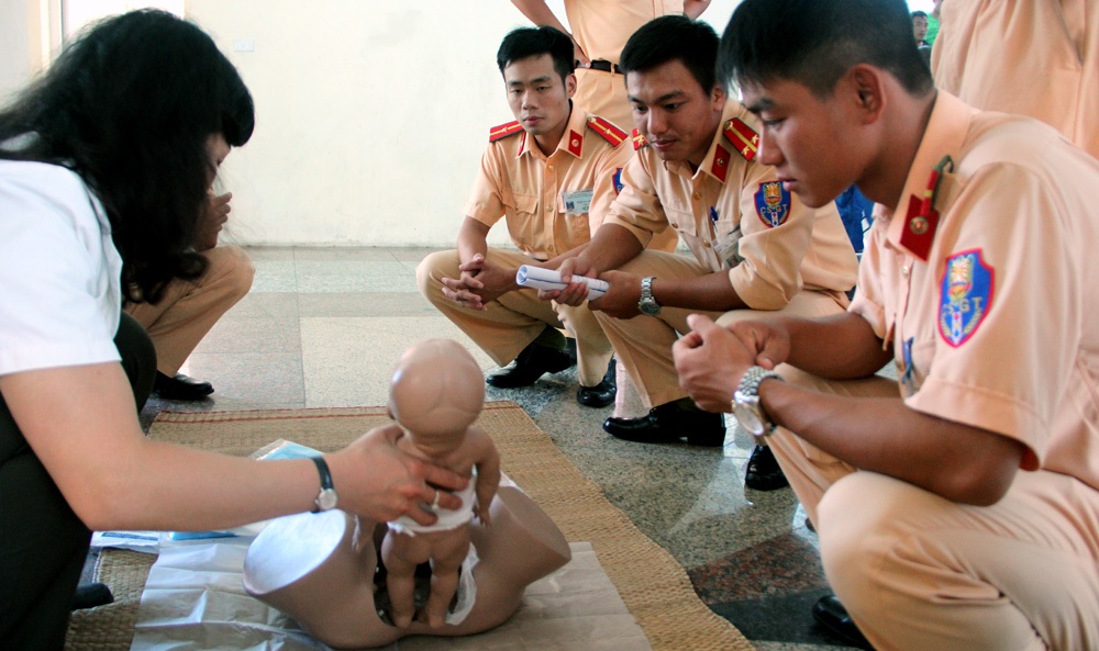 Cảnh sát giao thông Hà Nội học... đỡ đẻ - 2 Đỡ đẻ là một phần quan trọng được tập huấn.