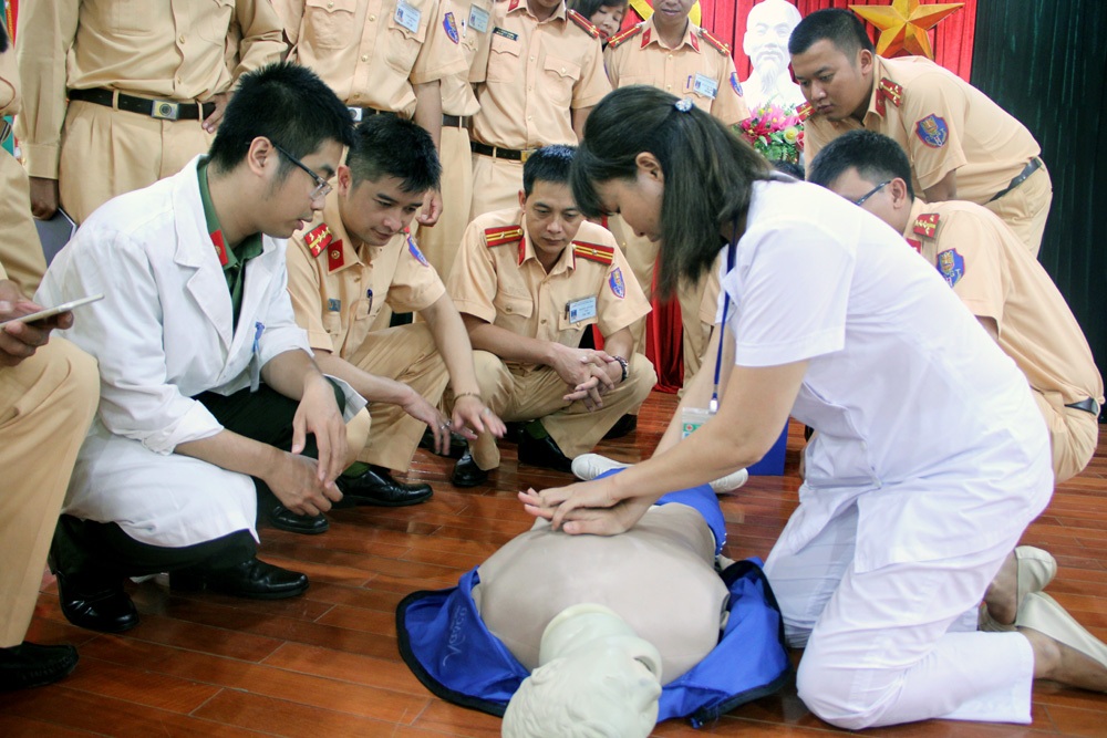 Cảnh sát giao thông Hà Nội học... đỡ đẻ - 1 CSGT Hà Nội được tập huấn sơ cấp cứu người bị nạn trên đường.