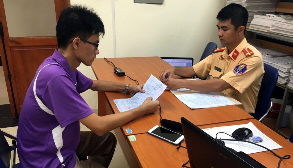 Tài xế Đinh Mạnh Hà làm việc với Phòng CSGT - CATP Hà Nội.