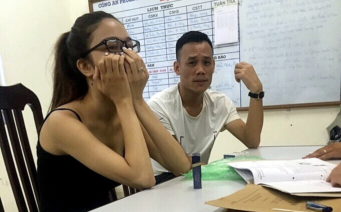 Nam thanh niên mang súng, chở theo bạn gái đi đòi nợ.