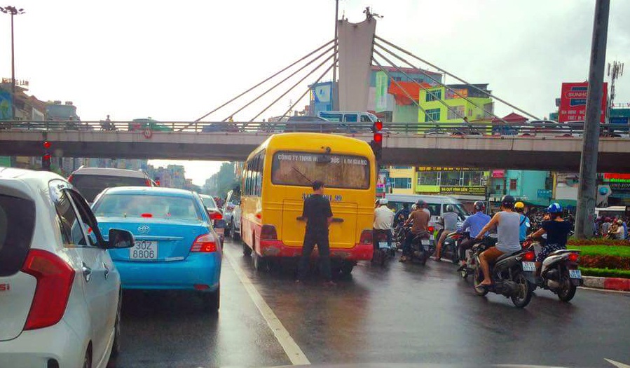 Hà Nội: Người đàn ông thản nhiên tè bậy giữa đường khi chờ đèn đỏ - 1 Hình ảnh người đàn ông thản nhiên tè bậy giữa đường gây xôn xao dư luận.