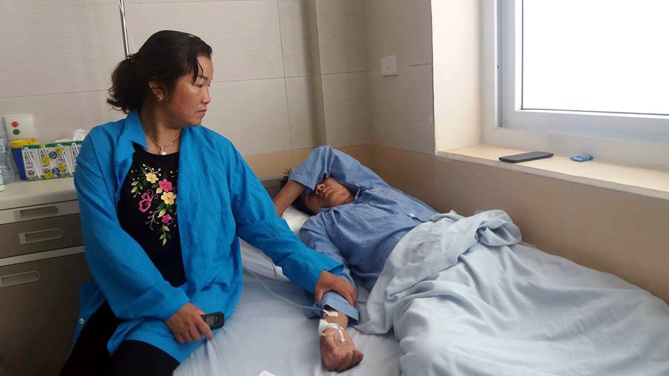 Hà Nội: Nam thanh niên nhập viện sau khi bị đưa về công an xã - 4 Chị Lương Thị Thảo túc trực bên giường bệnh của con.