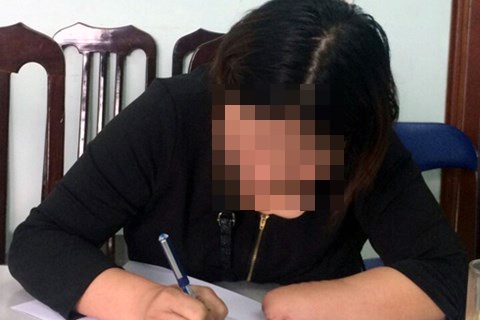 “Màn kịch” vụng về của người phụ nữ thuê chặt chân, tay - 2 Lý Thị N. viết tường trình tại cơ quan công an. (Ảnh: ANTĐ)