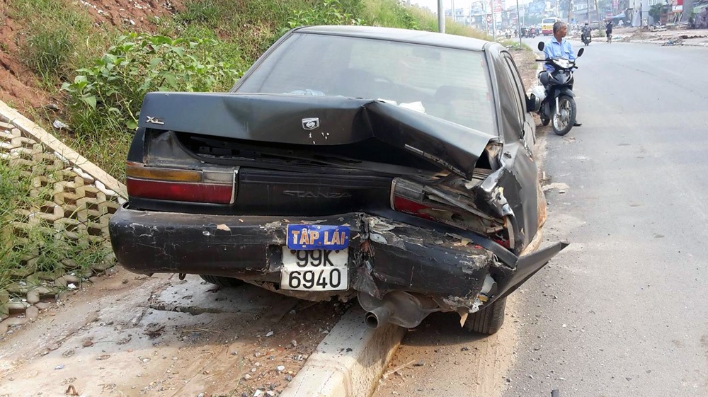 Hà Nội: Truy tìm xe ô tô CRV gây tai nạn rồi bỏ chạy trong đêm - 1 Chiếc xe của anh Sơn bị đâm biến dạng phần đuôi.