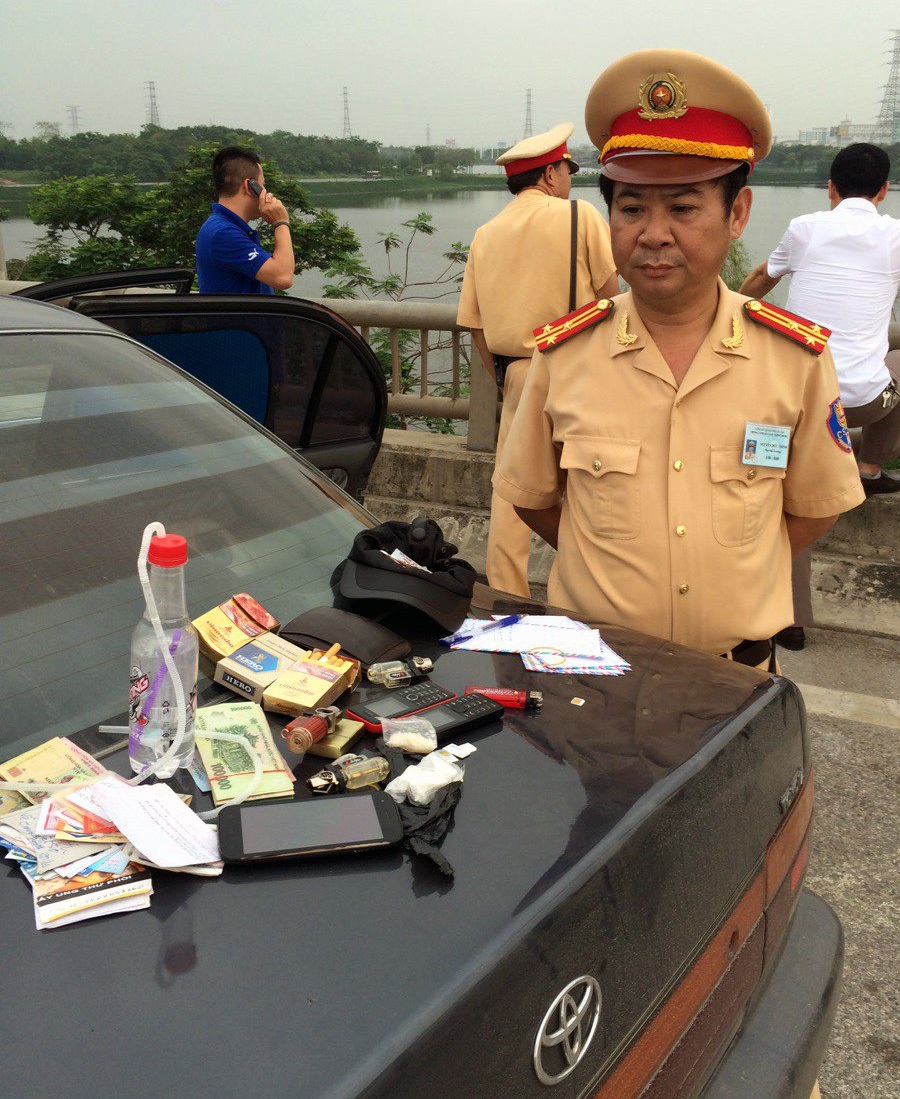 Người chiến sĩ mang tâm hồn thi sĩ - 3 Từ chiếc xe vi phạm giao thông, Thượng tá Thịnh phát hiện hành vi tàng trữ trái phép chất ma túy của 3 đối tượng.